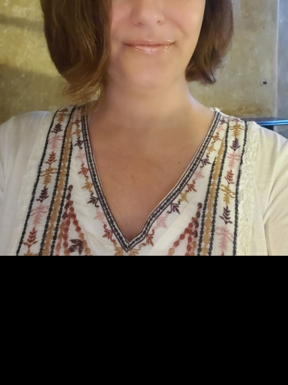 Knox Rose White V-Neck Embroidered Short Sleeve Top - Picture 6 of 6